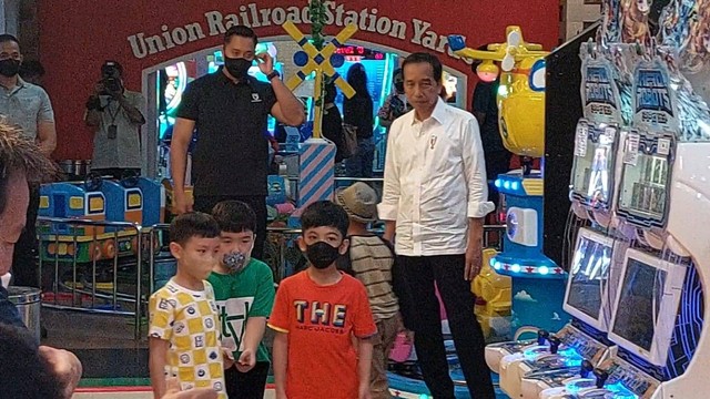 Presiden Jokowi bersama Ibu Iriana Jokowi beserta kedua cucunya Jan Ethes dan La Lembah menikmati libur cuti bersama Waisak dengan mengajak ke Solo Paragon Mall, Minggu (4/6). Foto: Dok. Istimewa