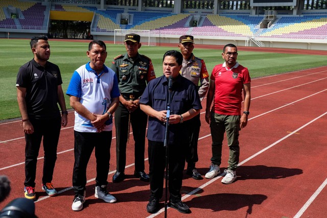 Ketua Umum PSSI Erick Thohir meninjau Stadion Manahan, Solo, Minggu (12/3/2023). Foto: Maulana Surya/ANTARA FOTO