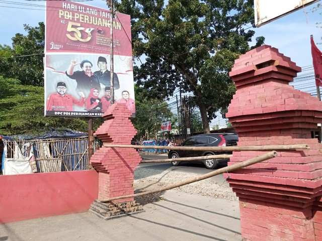 Kantor DPC PDI Perjuangan Kabupaten Cirebon di Jalan Pangeran Cakrabuana, Kecamatan Talun, Kabupaten Cirebon, Jawa Barat disegel pemilik lahan, Minggu (4/6/2023). Foto: Tarjoni