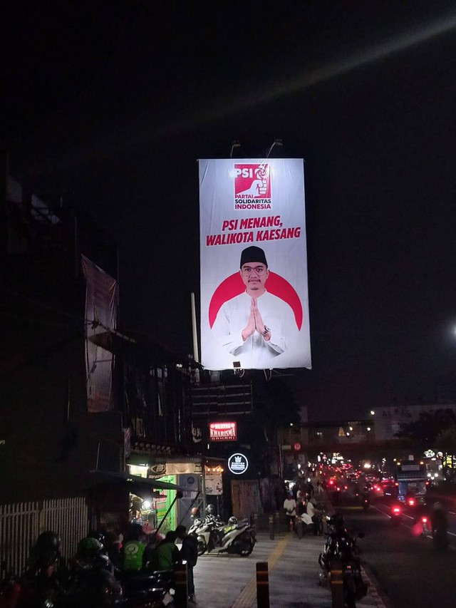 Billboard foto Kaesang di Depok kini berpeci.  Foto: PSI