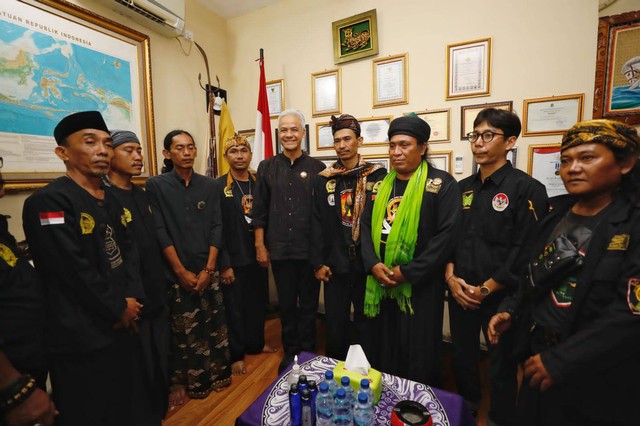 Ganjar diberi gelar Anggota Kehormatan Luar Biasa oleh Laskar Agung Macan Ali Cirebon. Dok Istimewa Foto: Dok. Istimewa