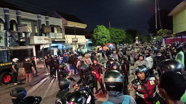 Kericuhan di Jalan Tamansiswa, Yogyakarta. Tampak polisi bersiaga, Minggu (4/6). Foto: Arfiansyah/kumparan