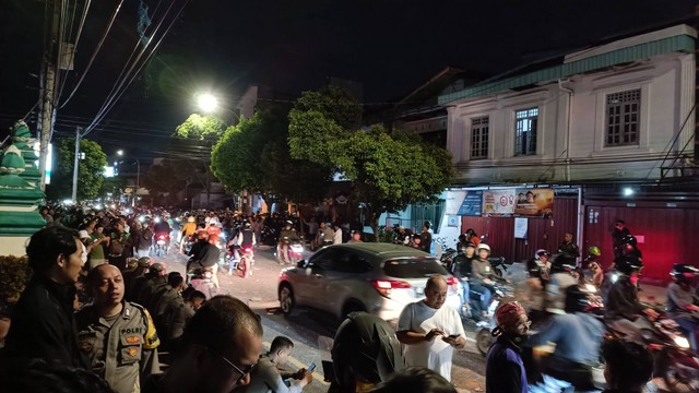 Situasi Jalan Taman Siswa, Kota Yogyakarta usai kericuhan pada Minggu (4/6) malam. 
 Foto: Arfiansyah Panji Purnandaru/kumparan