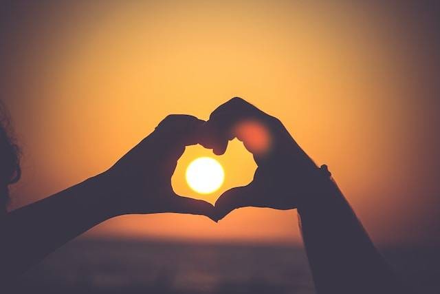 Ilustrasi kata mutiara cinta sejati menyentuh hati pria, Foto oleh Mayur Gala di Unsplash