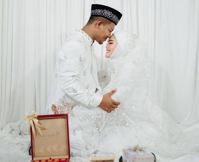 Rodtang Jitmuangnon (kiri) berpose bersama istri saat melangsungkan pernikahan pada Februari 2023. Foto: Rodtang