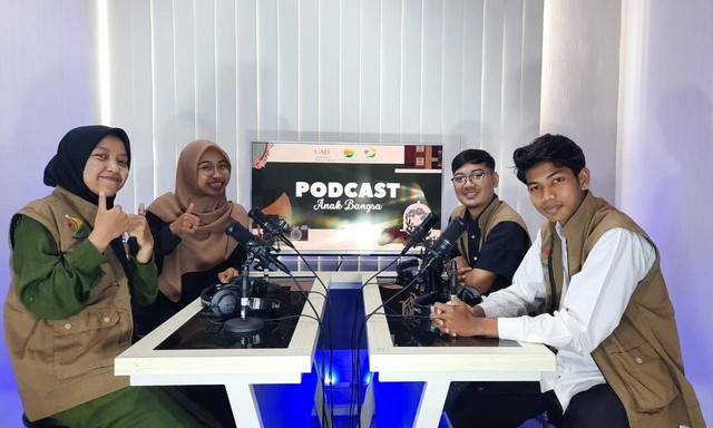 Podcast Anak Bangsa dengan pembicara Mahasiswa Universitas Ahmad Dahlan (UAD) yang pernah mengikuti program KKN Anak Bangsa (Foto: Istimewa)