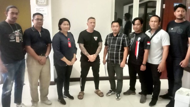 WN Kanada buronan Interpol, S Gagnon (keempat dari kiri), saat diamankan Polda Bali. Foto: Dok. Polda Bali