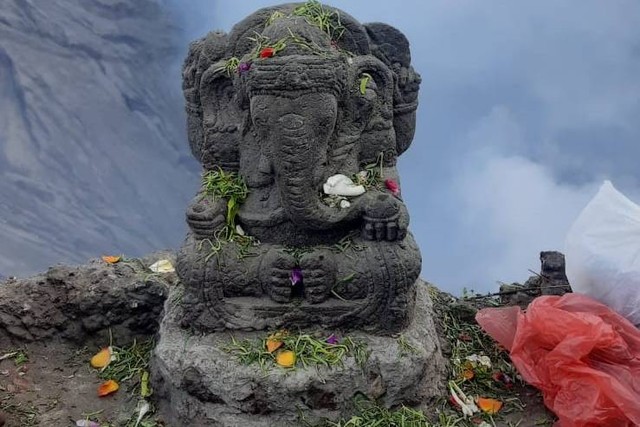 Patung Ganesha di bibir kawah Gunung Bromo yang hilang pada tanggal 17 Mei 2023 lalu, telah digantikan dengan yang baru. Foto: Dok. Humas TNBTS