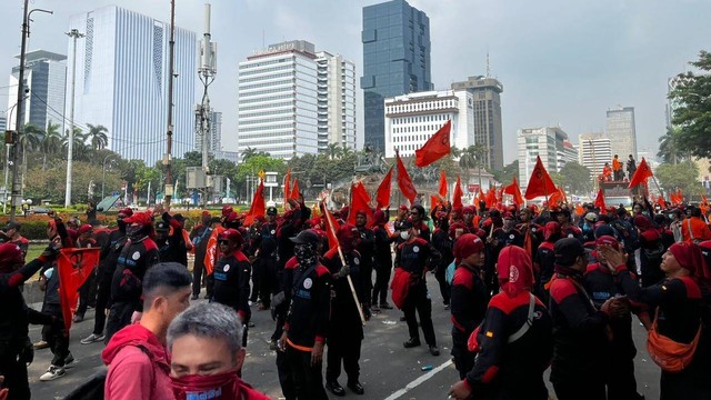 Partai Buruh gelar aksi unjuk rasa di Patung Kuda, Jakarta Pusat, Senin (5/6/2023). Foto: Haya Syahira/kumparan