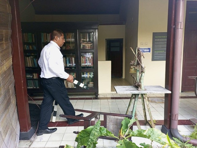 Kursi bersejarah milik Ki Hajar Dewantara mengalami kerusakan ringan akibat kerusuhan di Jalan Tamansiswa, Yogya, Minggu (4/6) malam. Foto: Widi RH Pradana