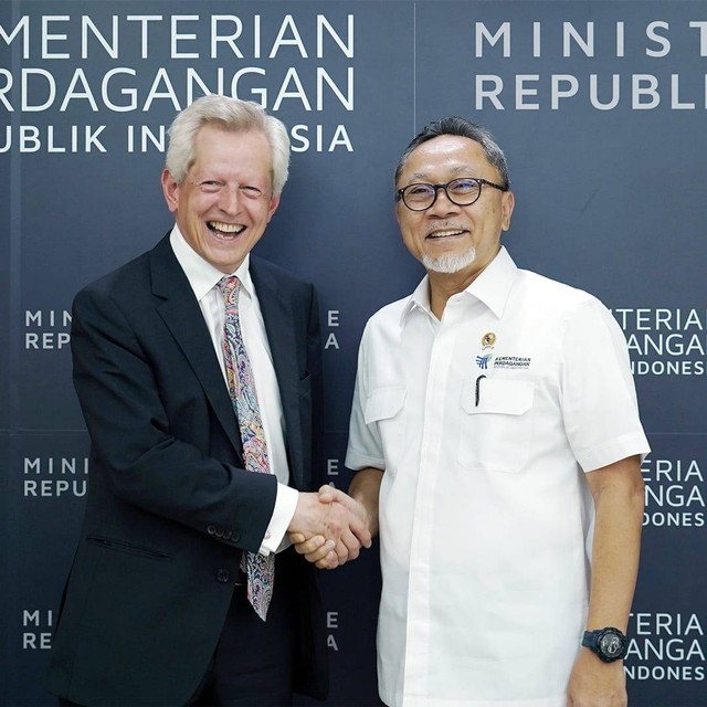 Menteri Perdagangan Zulkifli Hasan bersama Utusan Dagang Perdana Menteri Inggris untuk Indonesia, Filipina, Malaysia dan Komunitas Ekonomi ASEAN, Richard Graham MP di Kantor Kemendag, Senin (5/6). Foto: Kemendag