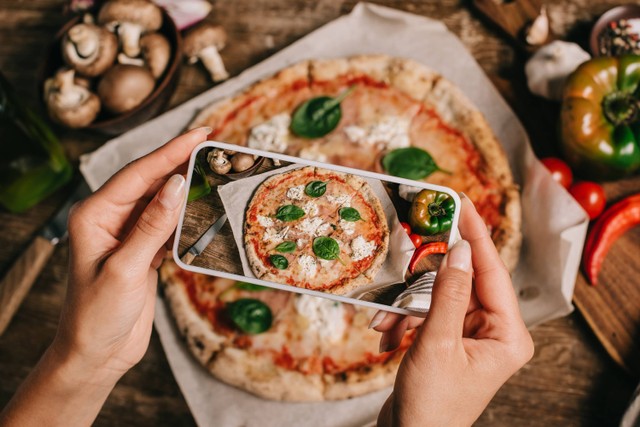 Ilustrasi food vlogger melakukan review makanan. Foto: Shutterstock