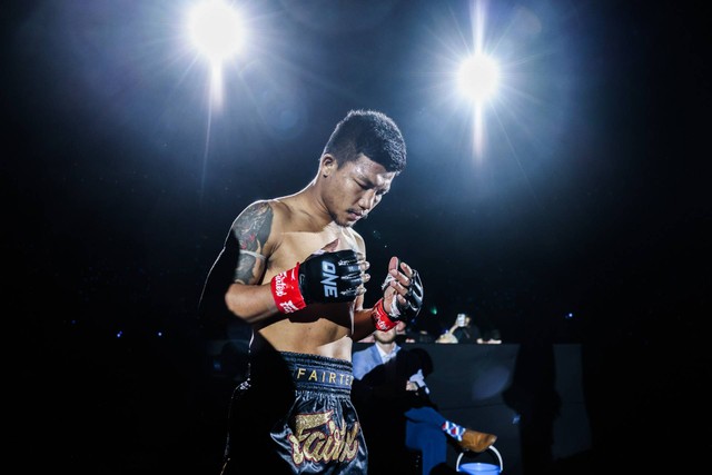Rodtang Jitmuangnon memanjatkan doa sesaat sebelu memasuki Circle untuk menghadapi Edgar Tabares di ONE Fight Night 10 pada 6 Mei 2023 di Denver, Amerika Serikat. Foto: ONE Championship