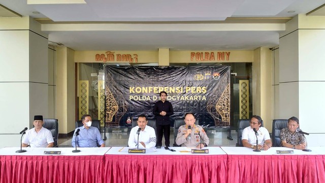 Konferensi pers kasus kerusuhan antara massa ormas PSHT dan kelompok suporter Brajamusti di Mapolda DIY. Foto: Widi RH Pradana