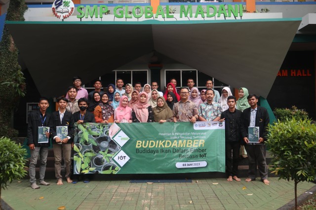 Foto Bersama para guru, Dosen dan Mahasiswa dalam kegiatan Pengabdian kepada masyarakat oleh kampus ITERA (Sumber Dokumen Pribadi)