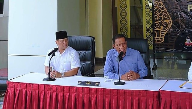 Biro Hukum Pusat PSHT, Bambang Supriyanta (kiri) dan Ketua PSHT Bantul, Tri Jaka Santosa (kanan) saat konferensi pers di Mapolda DIY, Senin (5/6). Foto: Widi RH Pradana