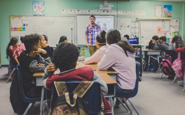 Ilustrasi Pertukaran Pelajar di Kelas (Kenny Eliason/Unsplash)