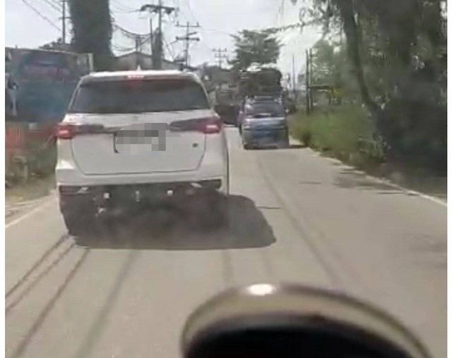 Mobil Toyota Furtuner putih yang diduga menghalangi ambulans yang sedang bawa pasien ke RSUD Abdul Aziz Singkawang. Foto: Dok Hi!Pontianak