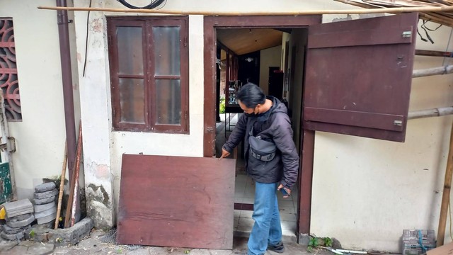 Ricuh di Jalan Tamansiswa Yogyakarta pada Minggu (4/6) malam berdampak pada Museum Tamansiswa Dewantara Kirti Griya. Pintu belakang bangunan museum yang dulu merupakan rumah Ki Hadjar Dewantara rusak. Foto: Arfiansyah Panji Purnandaru/kumparan