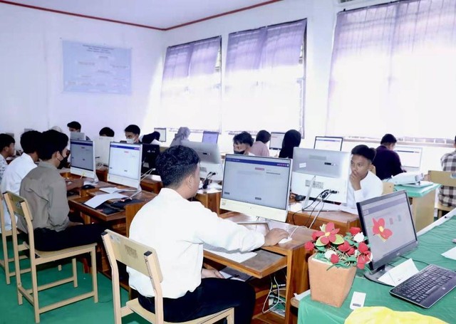 Proses seleksi calon mahasiswa Politeknik Tridaya Virtu Morosi. Foto: Dok Istimewa.