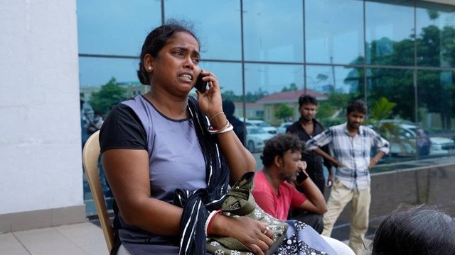 Keluarga mencari kerabat mereka yang menjadi korban kecelakaan kereta di Distrik Balasore, Negara Bagian Odisha, India.