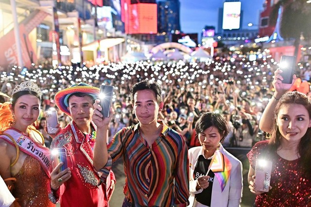 Pemimpin Partai dan calon perdana menteri Pita Limjaroenrat (tengah) mengikuti acara Pride March di Bangkok pada 4 Juni 2023. Foto: Manan VATSYAYANA/AFP