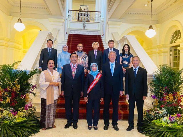 Menko Bidang Kemaritiman dan Investasi Luhut Binsar Pandjaitan menerima bintang kehormatan dari Singapura. Dok: KBRI Singapura