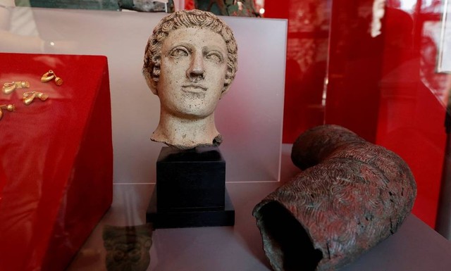  720 artefak Italia hasil jarahan disita. Foto: Remo Casilli/REUTERS