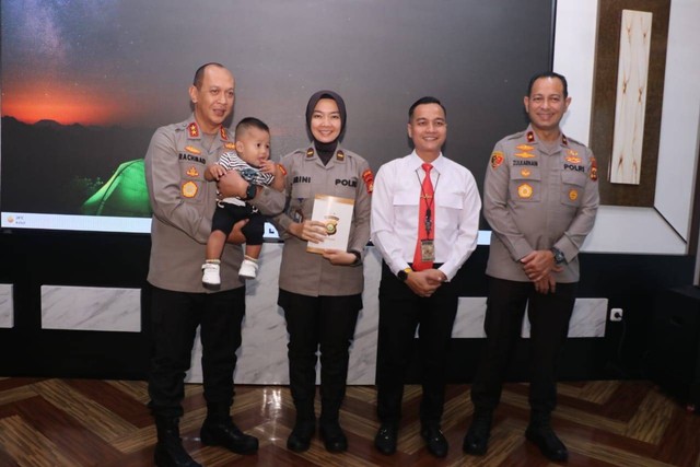 Bayi RA ketika digendong Kapolda Sumsel Irjen Pol Albertus Rachmad Wibowo, Foto : Istimewa