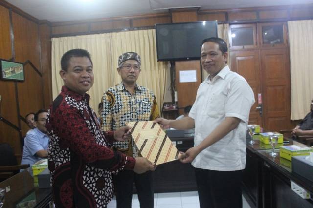 Penyerahan SK pengurus BKS SMK Muh DIY oleh Achmad Muhammad (kanan) dan Gita Danupranata (tengah) kepada Harimawan (kiri) (Foto: gufron)