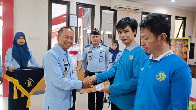 Kadivpas Kemenkumham Jawa Barat, Kusnali memberikan Remisi kepada 3 orang Warga Binaan Lapas Subang