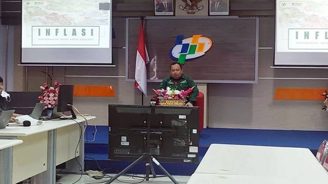 Kepala Badan Pusat Statistik (BPS) Provinsi Sulut, Asim Saputra saat memaparkan kondisi Indeks Harga Konsumen di Kota Manado.