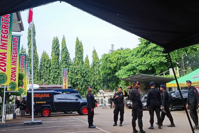 Pengamanan jelang sidang Mario Dandy dan Shane Lukas di PN Jakarta Selatan, Selasa (6/6). Foto: Hedi/kumparan
