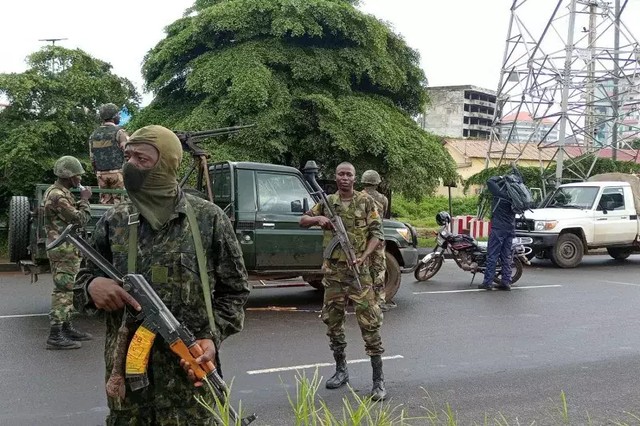 Tentara berjaga di pos pemeriksaan setelah pemberontakan yang menyebabkan penggulingan Presiden Alpha Conde di daerah Kaloum di Conakry di Guinea, Senin (6/9/2021). ANTARA FOTO/REUTERS/Souleymane Camara/aww/cfo (REUTERS/STRINGER)