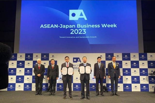 MoU antara Ketua ASEAN BAC yang juga adalah Ketua Umum Kadin Indonesia, Arsjad Rasjid dengan Chairman JETRO Ishiguro Norihiko dalam rangkaian Pembukaan ASEAN Japan Business Week 2023 (AJBW 2023) di Tokyo, Jepang, Senin (5/7/2023). Foto: ASEAN BAC