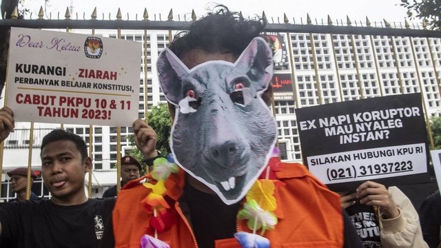 Sejumlah aktivis yang tergabung dalam Koalisi Kawal Pemilu Berintegritas berunjuk rasa di depan kantor KPU, Jakarta, Minggu (28/5/2023)