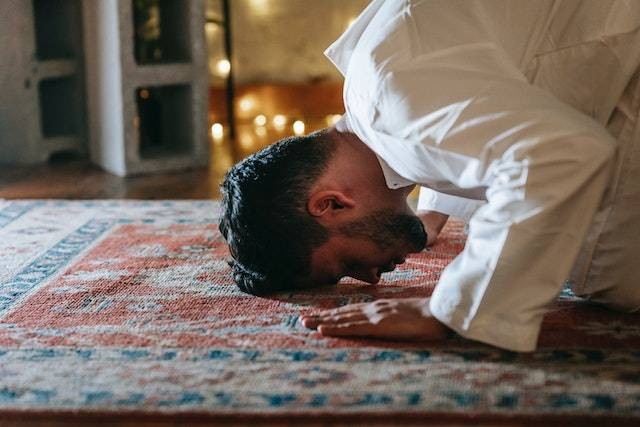 Ilustrasi manfaat sholat tahajud. Foto: Pexels/Michael Burrows