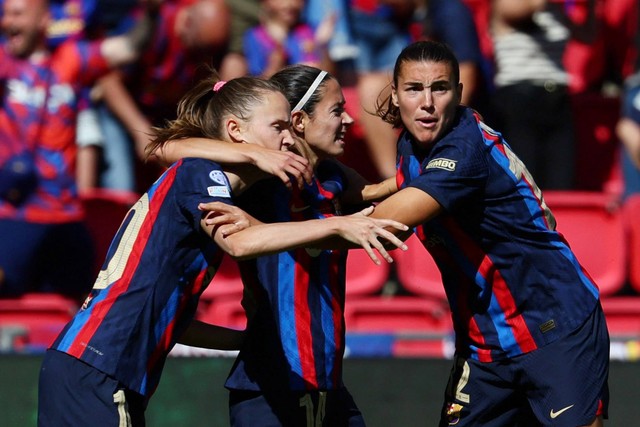 Selebrasi pemain FC Barcelona Femeni usai mencetak gol ke gawang VfL Wolfsburg pada pertandingan final Women's Champions League di Philips Stadion, Eindhoven, Belanda, pada 3 Juni 2023. Foto: Yves Herman/REUTERS