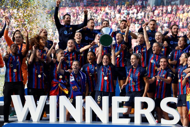 Selebrasi pemain FC Barcelona Femeni usai juara Women's Champions League di Philips Stadion, Eindhoven, Belanda, pada 3 Juni 2023.  Foto: Yves Herman/REUTERS