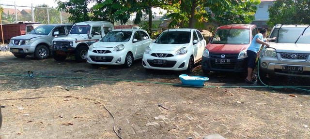 Pegawai Rupbasan Mojokerto Jaga Mobil Rampasan KPK RI Melalui Perawatan Rutin (Foto:HumasRupMoker)