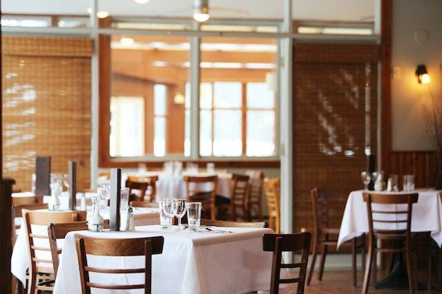 Bila ada orang pesan H20 di restoran, pelayan harus memberi apa. Sumber: pexels.com