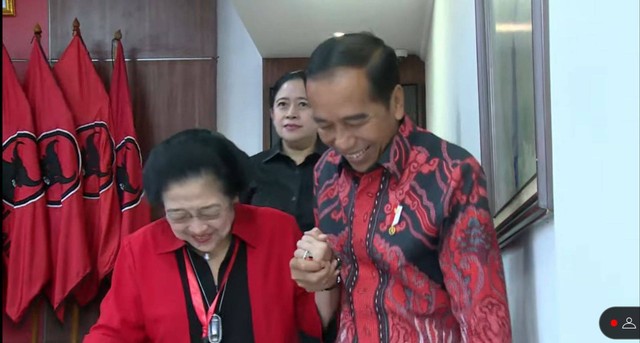 Momen Presiden Jokowi gandeng tangan Ketum PDIP Megawati Soekarnoputri di Rakernas PDIP. Foto: Dok. youtube PDIP