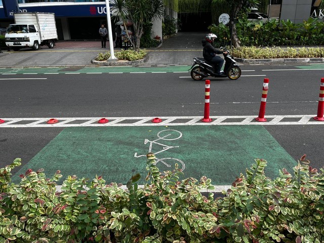 Pembatas jalur sepeda yang rusak di Jalan Wahid Hasyim, Jakarta Pusat, Selasa (6/6). Foto: Haya Syahira/kumparan