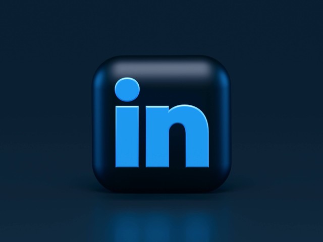 Ilustrasi Cara Upload CV di LinkedIn untuk Mencari Pekerjaan. Foto: Unsplash.com/Alexander Shatov