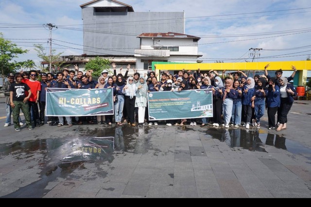Mahasiswa Ilmu Komunikasi dan Komunitas 024.home foto bersama setelah melakukan kegiatan bersih-bersih yang digelar oleh HIMAKOM Fisip Untan. Foto: Dok. HIMAKOM FISIP UNTAN