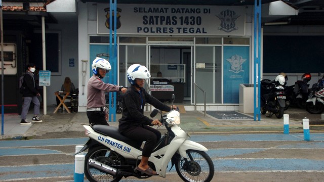 Personel kepolisian mengarahkan pemohon pembuat surat ijin mengemudi (SIM) saat melakukan tes berkendara di Satlantas Polres Tegal, Jawa Tengah, Selasa (6/6/2023). Foto: ANTARA FOTO/Oky Lukmansyah