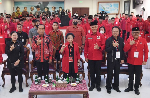 Ketua Umum PDIP Megawati Sukarnoputri memberikan salam bersama Presiden Joko Widodo, Bakal Capres Ganjar Pranowo, Ketua DPP Puan Maharani, dan Sekjen Hasto Kristiyanto saat berlangsungnya Rakernas PDI Perjuangan di Jakarta, Selasa (6/6/2023).  Foto: Akbar Nugroho Gumay/ANTARA FOTO