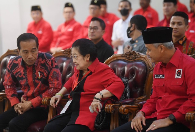 Ketua Umum PDI Perjuangan Megawati Sukarnoputri (tengah) berbincang dengan Presiden Joko Widodo (kiri) dan Bakal Capres Ganjar Pranowo (kanan) saat berlangsungnya Rakernas PDI Perjuangan di Jakarta, Selasa (6/6/2023).  Foto: Akbar Nugroho Gumay/ANTARA FOTO