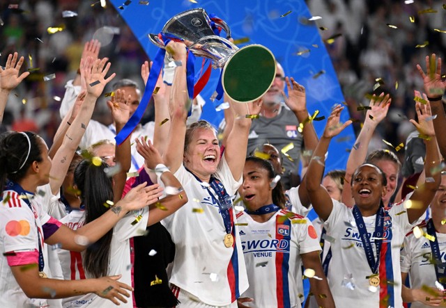 Pemain Olympique Lyonnais Feminin merayakan gelar juara Liga Champions Wanita. Foto: Marco BERTORELLO / AFP