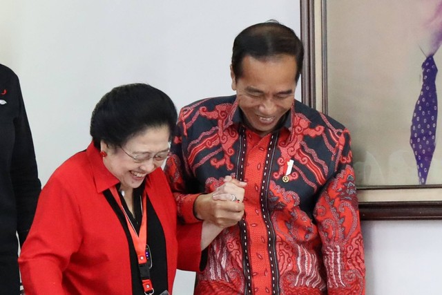 Presiden Joko Widodo (kanan) memegang tangan Ketua Umum PDI Perjuangan Megawati Sukarnoputri (kiri) saat berjalan bersama di sela berlangsungnya Rakernas PDI Perjuangan di Jakarta, Selasa (6/6/2023). Foto: Monang Sinaga/HO/ANTARA FOTO